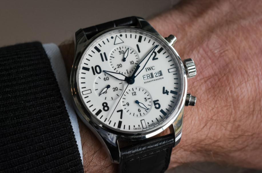The black leather straps fake IWC Pilot’s watch IW377725 have white dials.