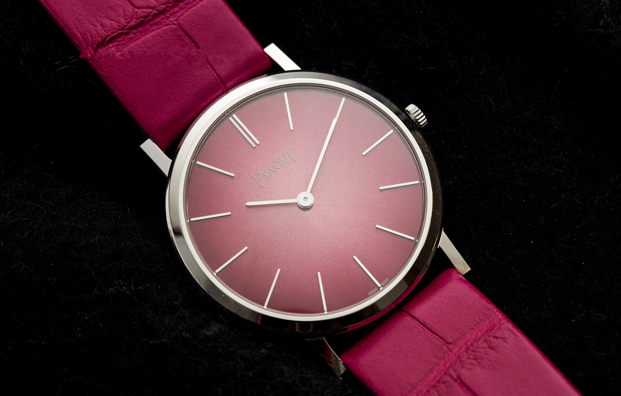 The pink leather straps copy watches have pink dials.