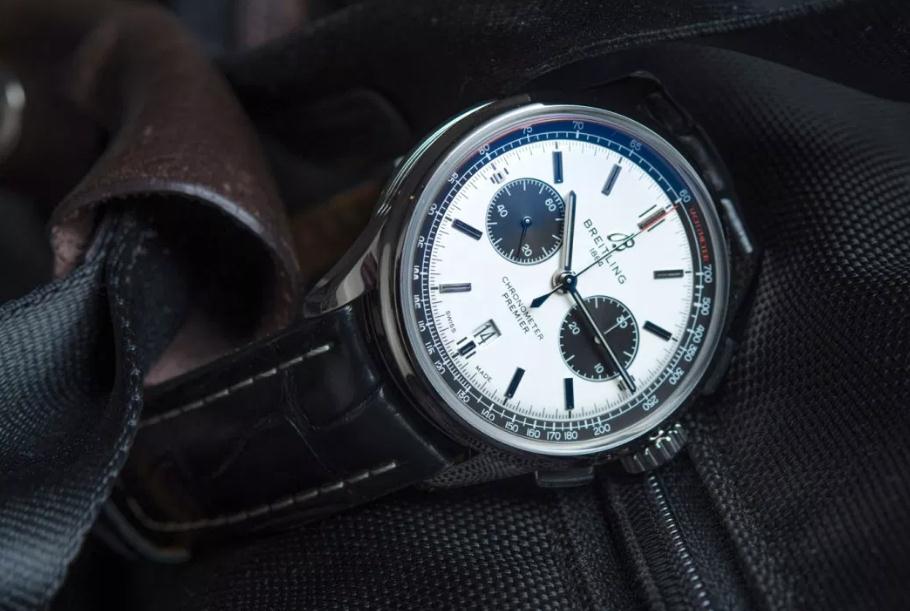 The white dials fake watches have black leather straps.