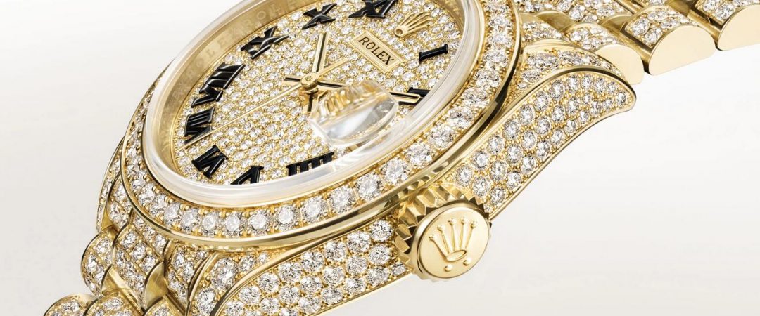 Online replica watches are totally covered with diamonds.